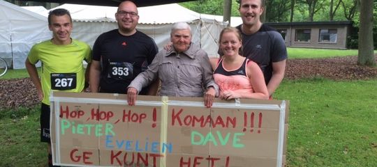 Monnikenjogging 2015 - bewoners supporteren voor opvoeders 