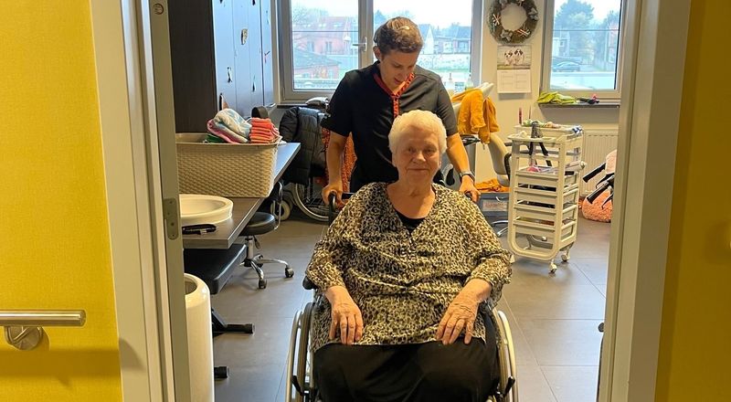 Helpende handen in WZC De Buurt